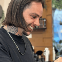 HAIR SHOP recrute un Barber / Coiffeur Homme en CDI. Formations, clientèle fidèle, primes, CSE et salaire jusqu'à 2 500 € brut mensuel.