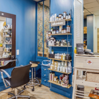 Rejoignez Court et Long, salon cosy à Lyon 3 spécialisé en balayage et coloration. Ambiance conviviale, équipe passionnée et prestations haut de gamme.