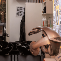 Rejoignez COUPE ART à Paris : atelier artistique et humain cherchant un(e) coloriste expérimenté(e) pour créer des couleurs sur-mesure dans une équipe passionnée.