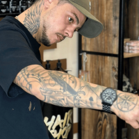 HAIR SHOP recrute un Barber / Coiffeur Homme en CDI. Formations, clientèle fidèle, primes, CSE et salaire jusqu'à 2 500 € brut mensuel.