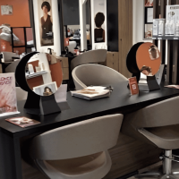 Rejoignez L’Atelier Intermède à Saint-Astier : salon convivial et créatif où passion, bonne humeur et esprit d’équipe sont au cœur du métier.