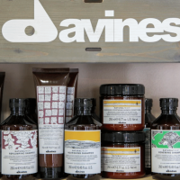 Rejoignez Court et Long, salon cosy à Lyon 3 spécialisé en balayage et coloration. Ambiance conviviale, équipe passionnée et prestations haut de gamme.